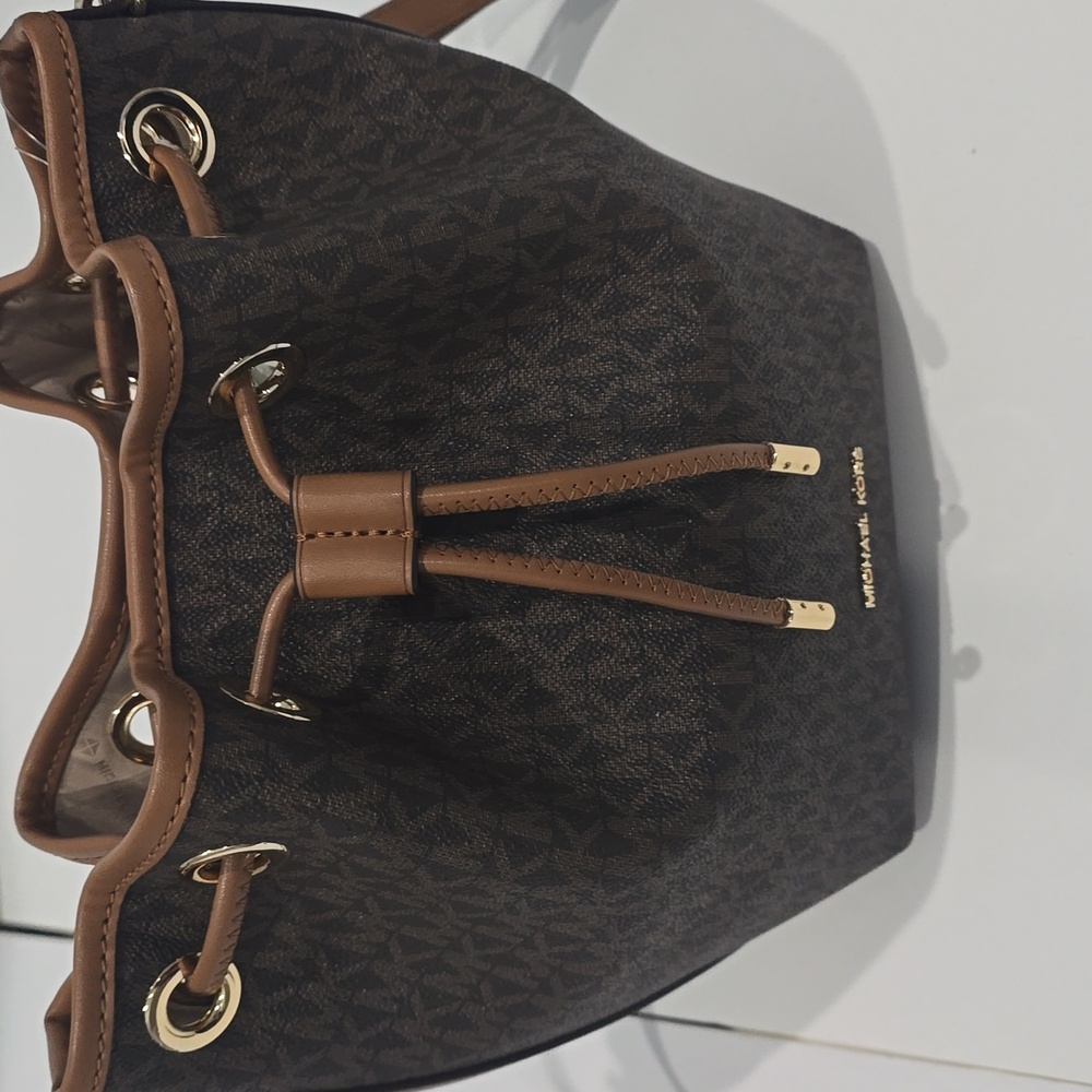 NWT ✅ Michael Kors AVERY Medium Signature Logo Bucket Messenger Bag ✨NWT - Picture 11 of 14